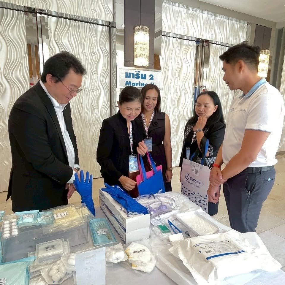 ผู้บริหาร BioCotton แนะนำผลิตภัณฑ์ให้ผู้เยี่ยมชมบูธในงาน The 23rd National Seminar on Infection Control
