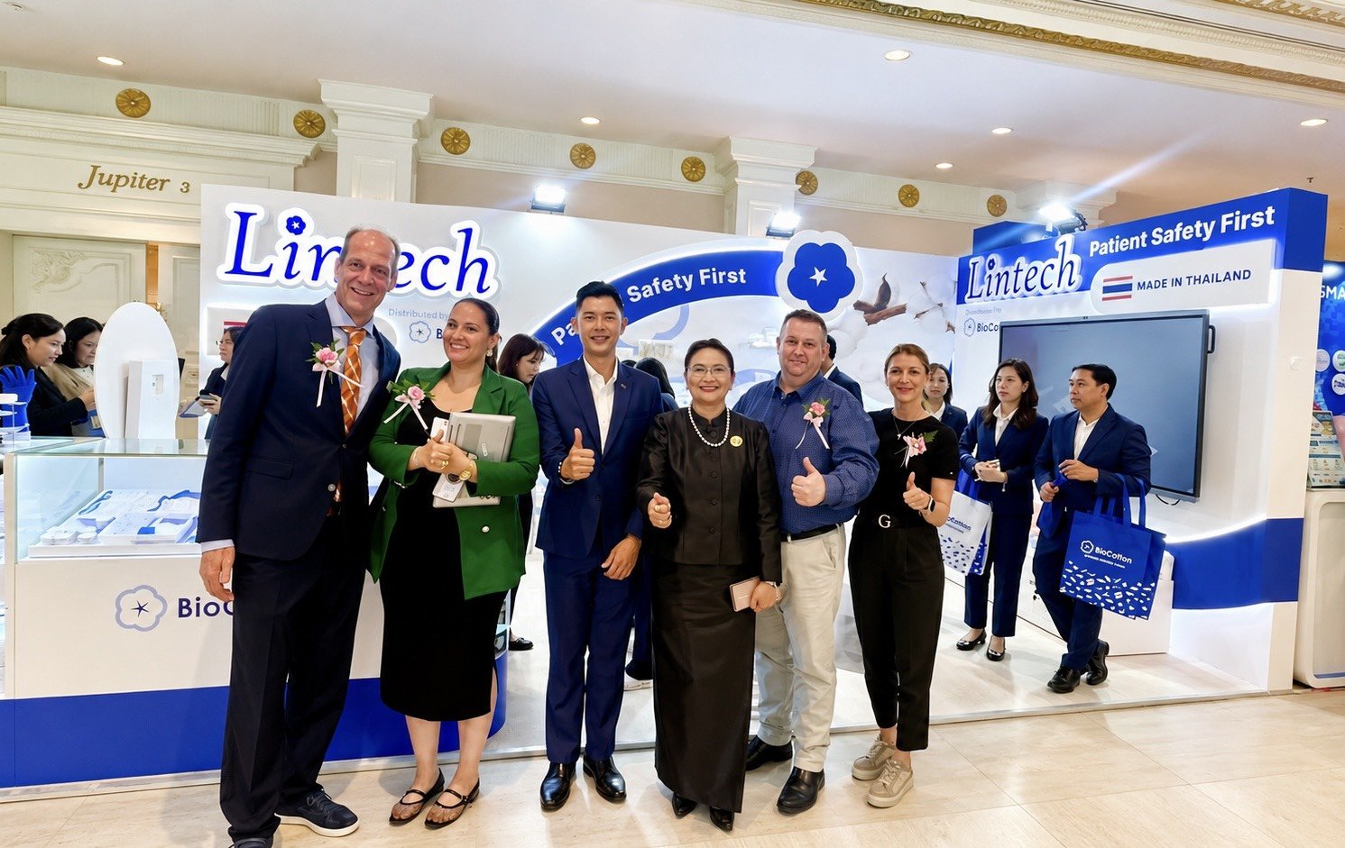 ทีมผู้บริหาร BioCotton ถ่ายภาพร่วมกับพันธมิตรที่บูธ Lintech ในงาน 28th CSSA National Forum 2026