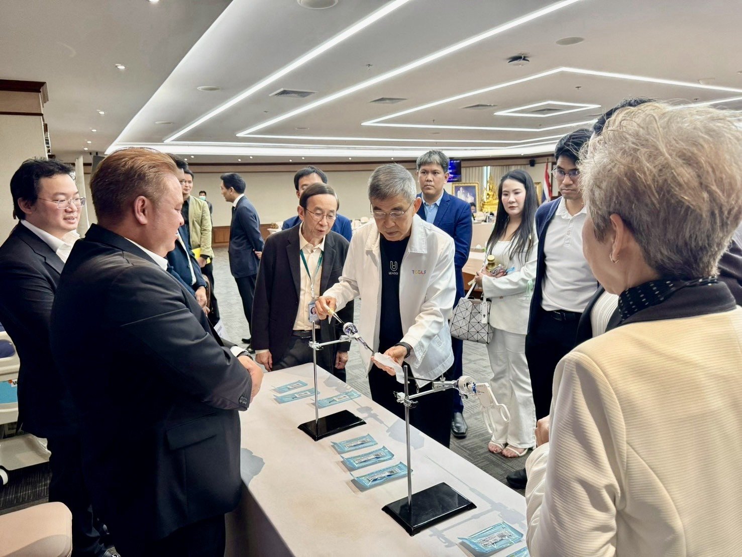 ผู้บริหาร BioCotton สนทนากับคณะผู้จัดงานในกิจกรรม AI-Robotic NPI Platform