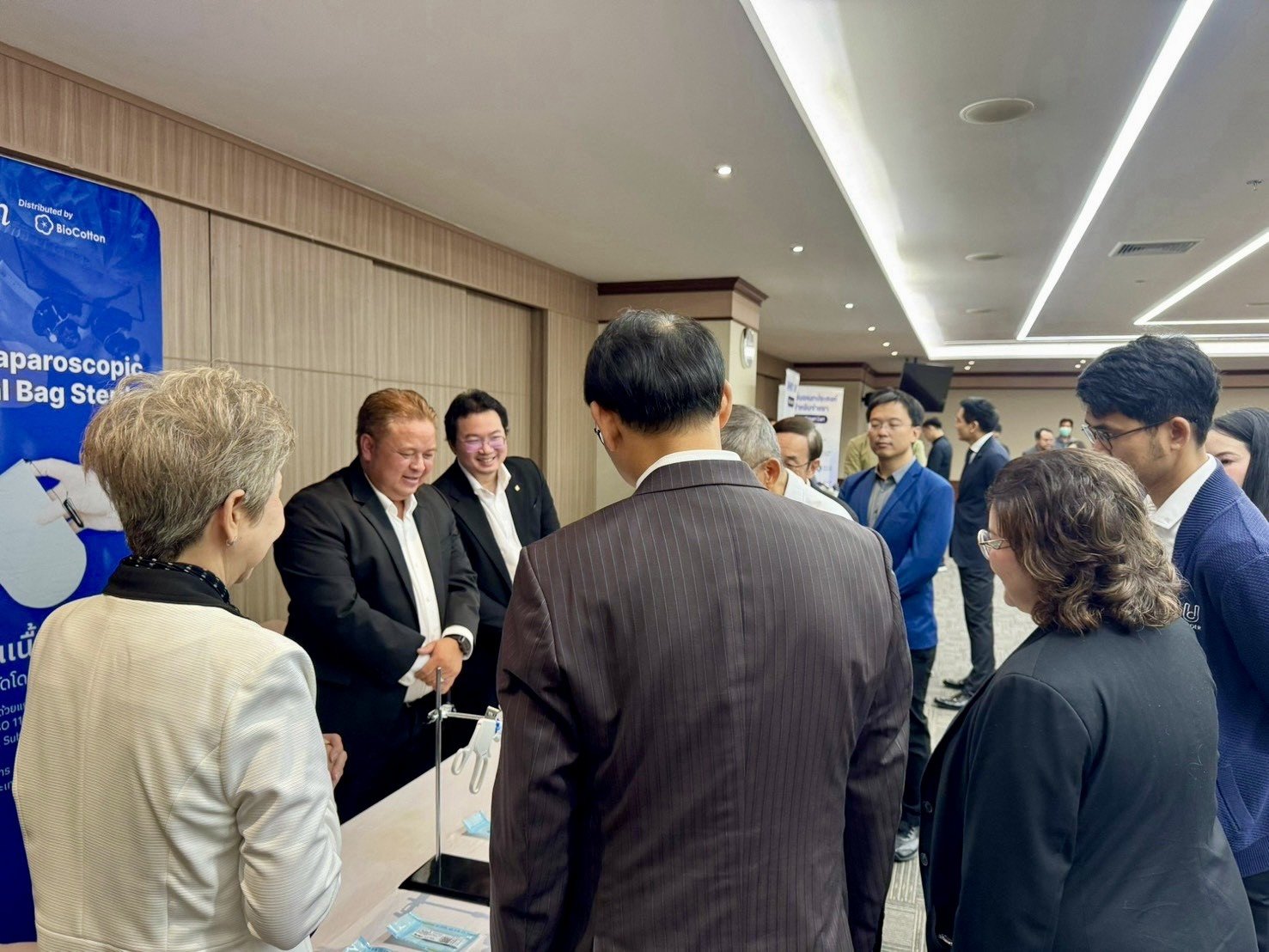 ผู้เข้าร่วมงานทักทายและแลกเปลี่ยนความคิดเห็นในงาน AI-Robotic NPI Platform