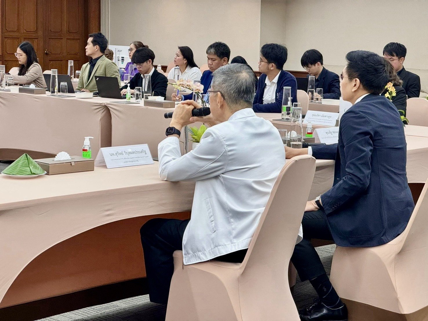คณะกรรมการและผู้บริหารร่วมประชุมหารือแนวทางการขับเคลื่อนนวัตกรรมทางการแพทย์ในงาน AI-Robotic NPI Platform