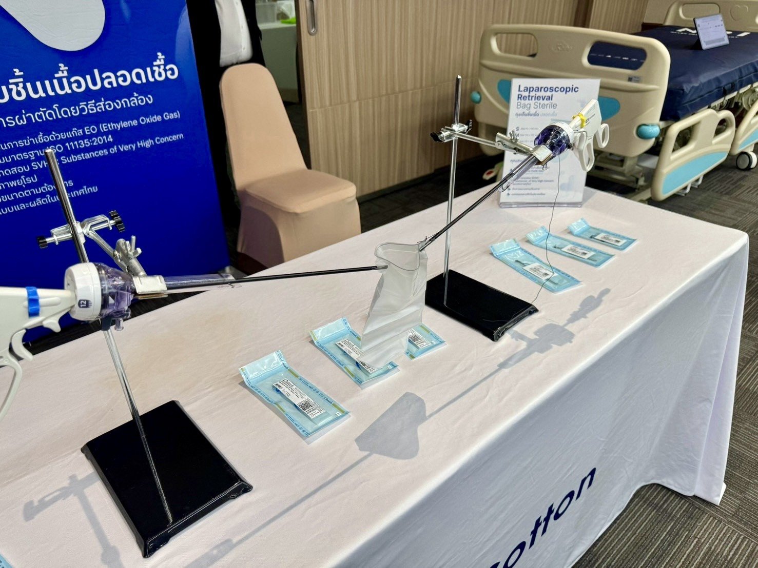 ผลิตภัณฑ์ทางการแพทย์ BioCotton จัดแสดงบนโต๊ะประชุมในงาน AI-Robotic NPI Platform