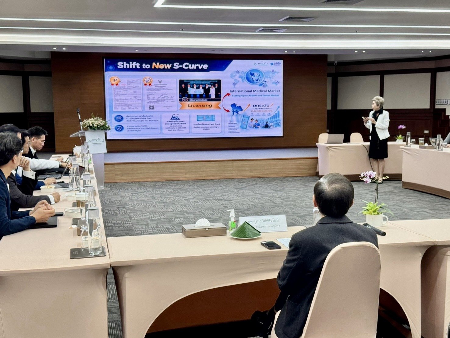 ผู้เข้าร่วมรับฟังการบรรยายเกี่ยวกับเทคโนโลยี AI ในงาน AI-Robotic NPI Platform
