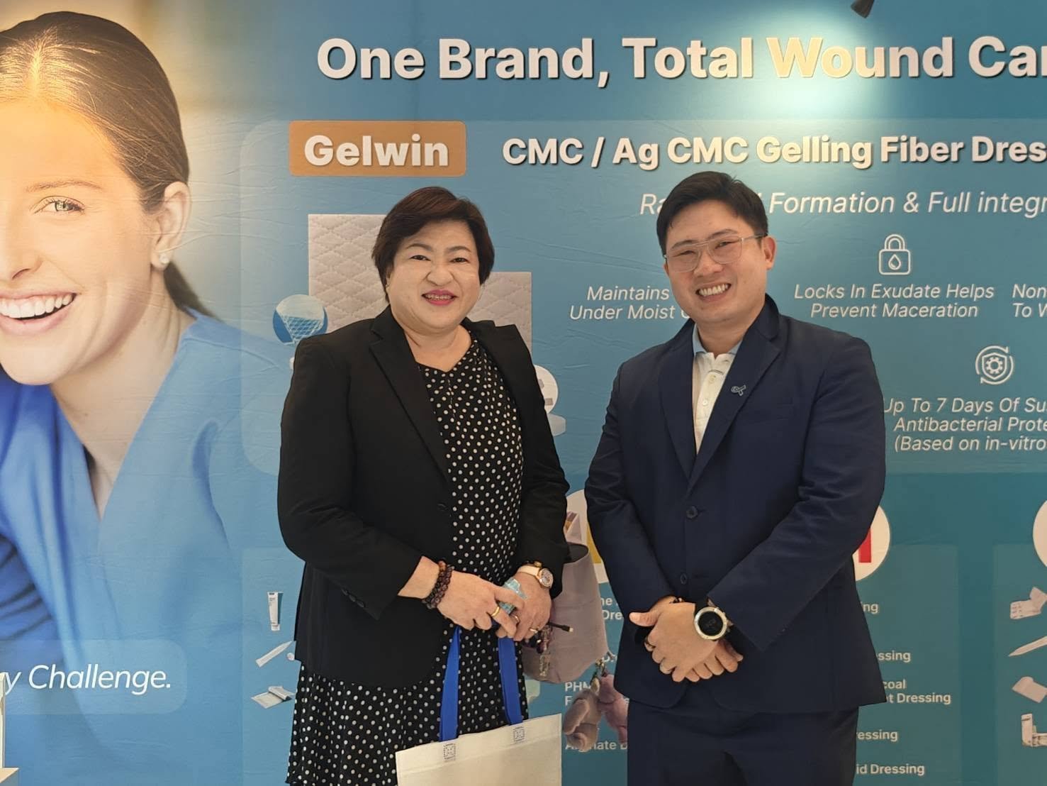 ผู้บริหาร BioCotton จับมือแสดงความยินดีภายใต้แนวคิด One Brand Total Wound Care ในงาน The Annual ET Nurse Conference 2026