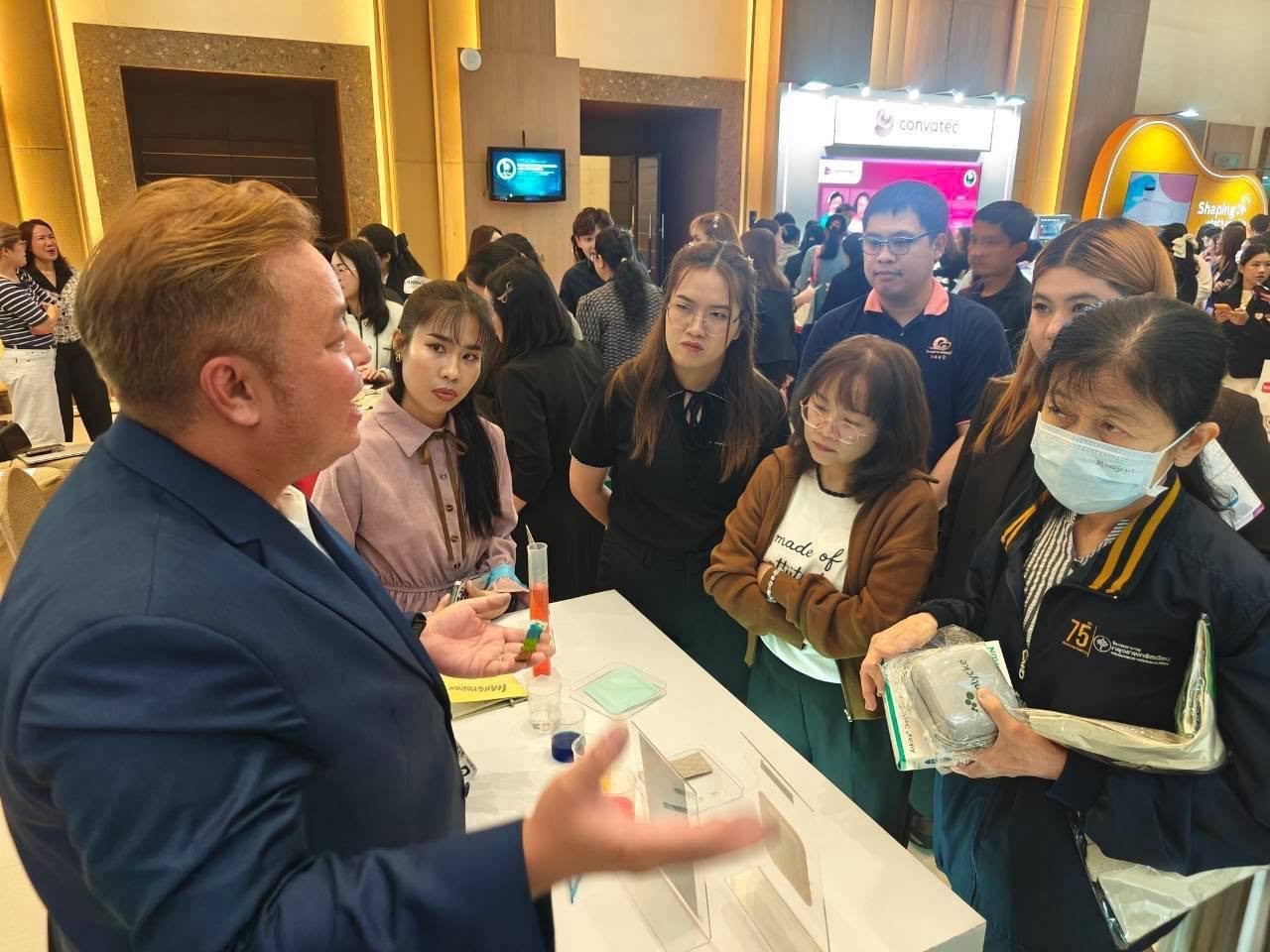 ผู้เข้าร่วมงานเดินชมบูธภายในงาน The Annual ET Nurse Conference 2026