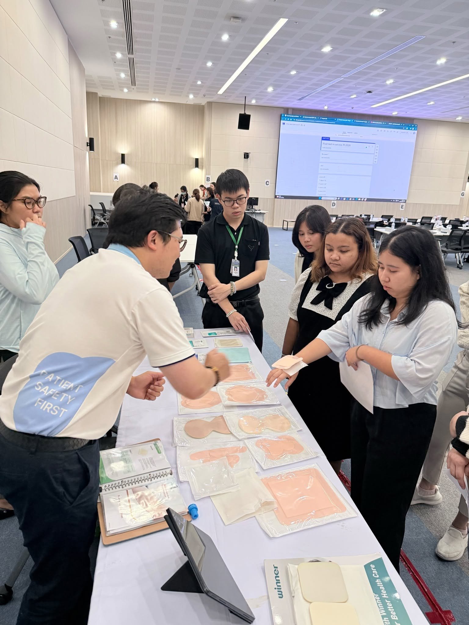 เจ้าหน้าที่ BioCotton สาธิตการใช้ผลิตภัณฑ์ดูแลแผลกดทับให้ผู้เข้าร่วมอบรม In-Service Training: Developing Potential of Pressure Injury Care
