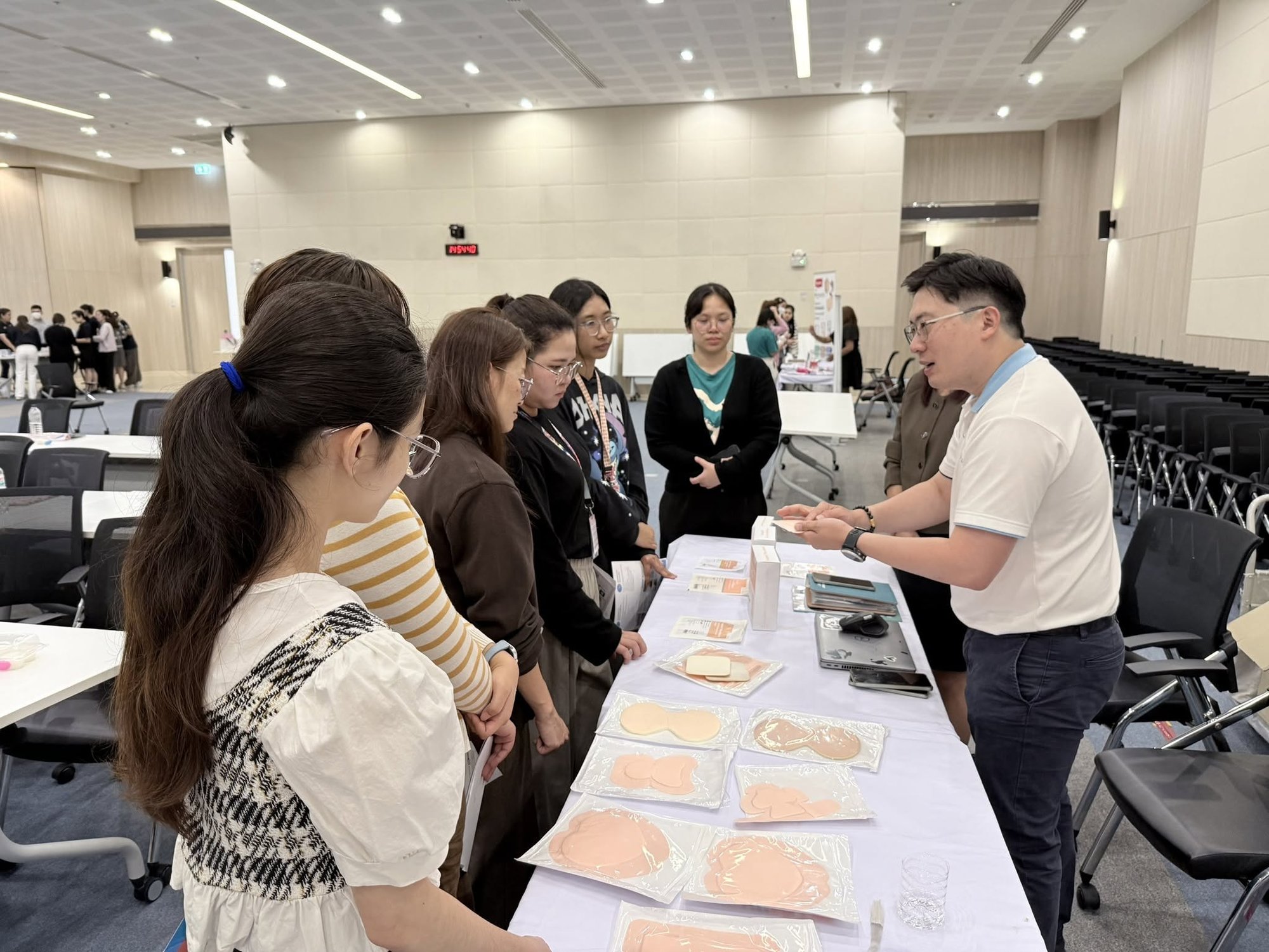 ผู้เข้าร่วมอบรมทดลองใช้ผลิตภัณฑ์ดูแลแผลกดทับในงาน In-Service Training: Developing Potential of Pressure Injury Care