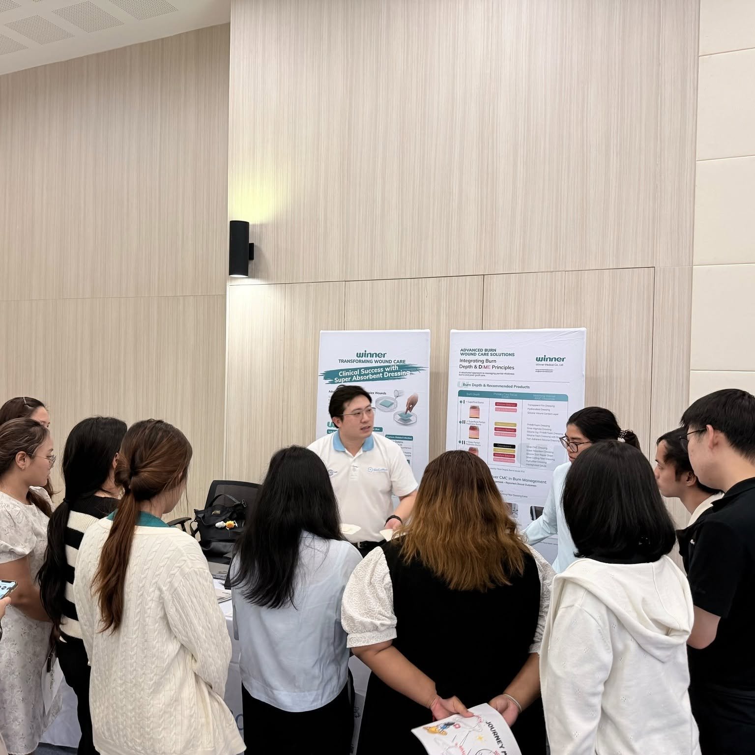 เจ้าหน้าที่ Winner บรรยายให้ความรู้เรื่องการดูแลแผลไฟไหม้แก่ผู้เข้าร่วมอบรม In-Service Training: Developing Potential of Pressure Injury Care