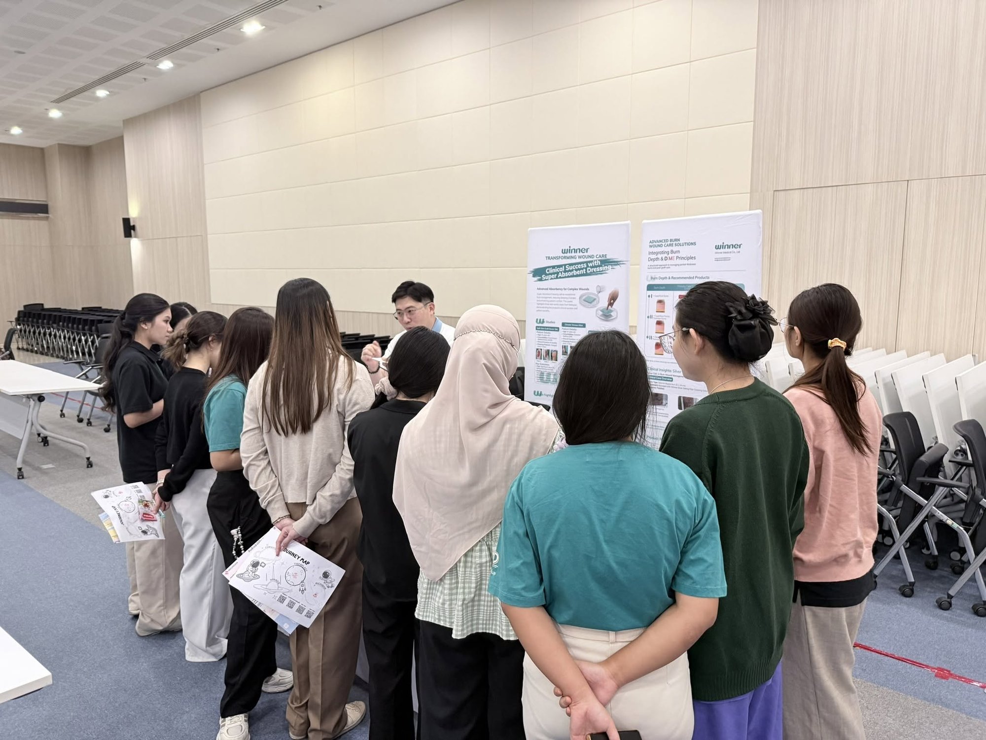 ผู้เข้าร่วมอบรมต่อแถวรับฟังการสาธิตผลิตภัณฑ์ดูแลแผลในงาน In-Service Training: Developing Potential of Pressure Injury Care