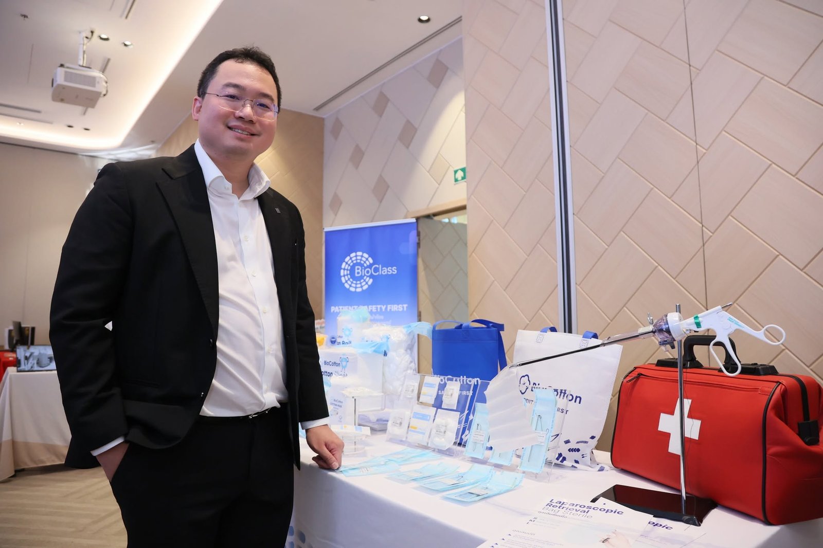 บูธ BioCotton จัดแสดงชุดปฐมพยาบาลและอุปกรณ์การแพทย์ในงาน International Healthcare Week 2026
