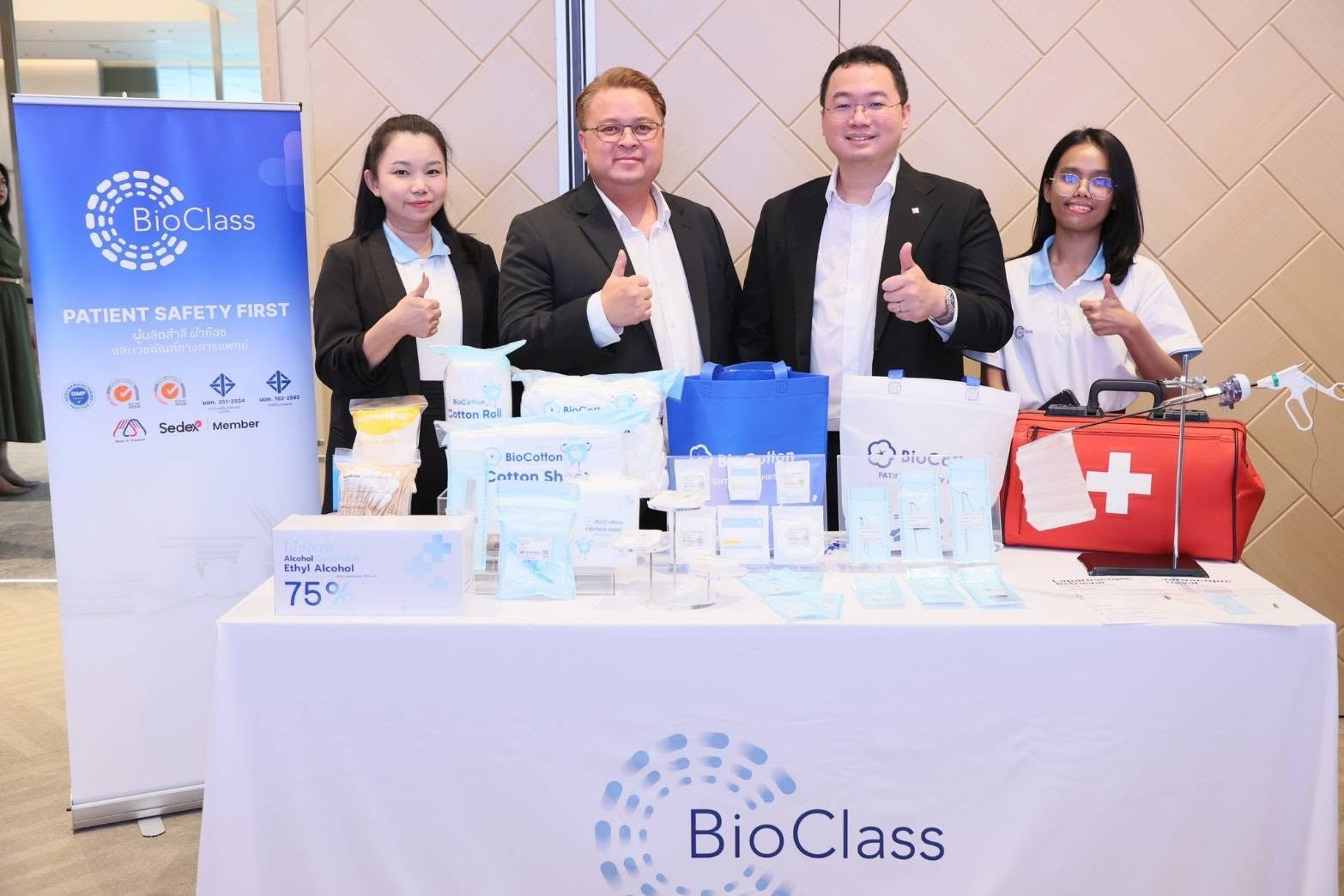 ทีมงาน BioClass ถ่ายภาพร่วมกันที่บูธในงาน International Healthcare Week 2026