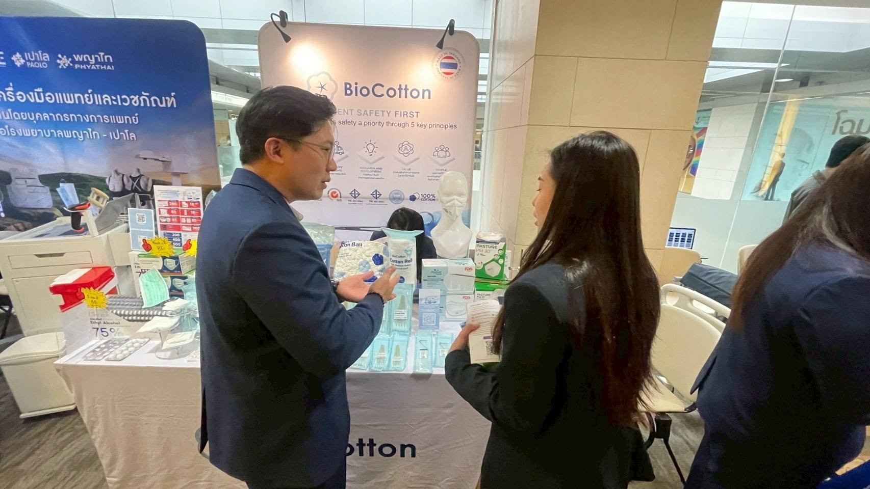 เจ้าหน้าที่ BioCotton ให้ข้อมูลผลิตภัณฑ์แก่ผู้เข้าร่วมงาน Our Nurse Our Future 2026