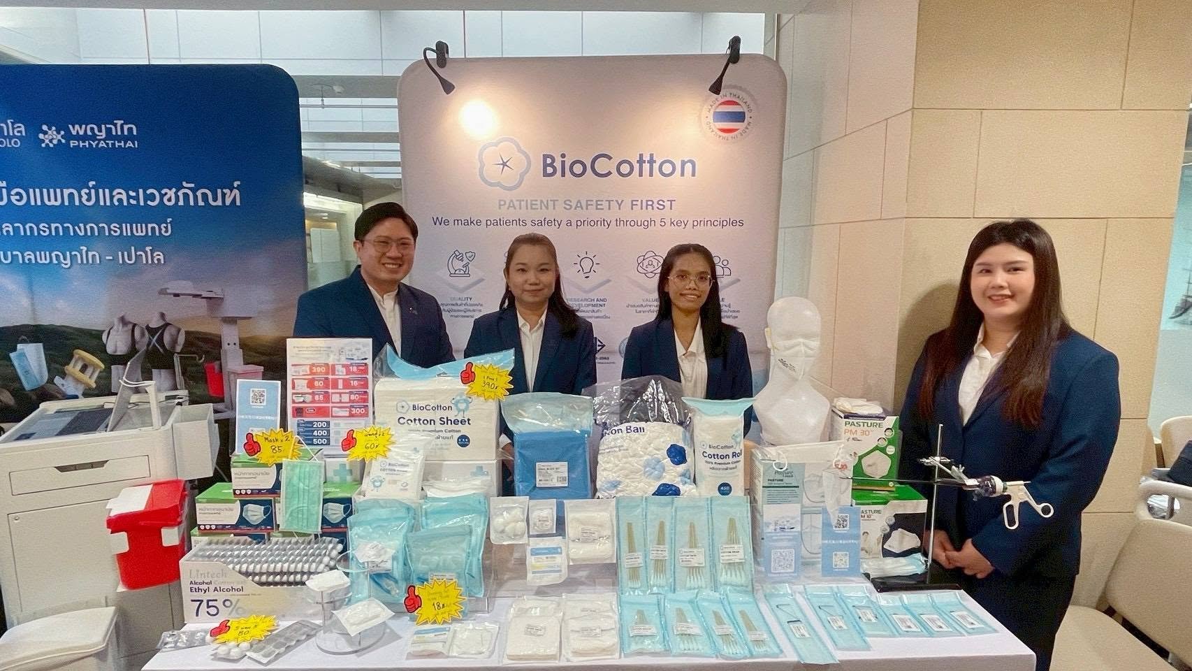 ทีมงาน BioCotton ถ่ายภาพร่วมกันที่บูธจัดแสดงผลิตภัณฑ์ในงาน Our Nurse Our Future 2026