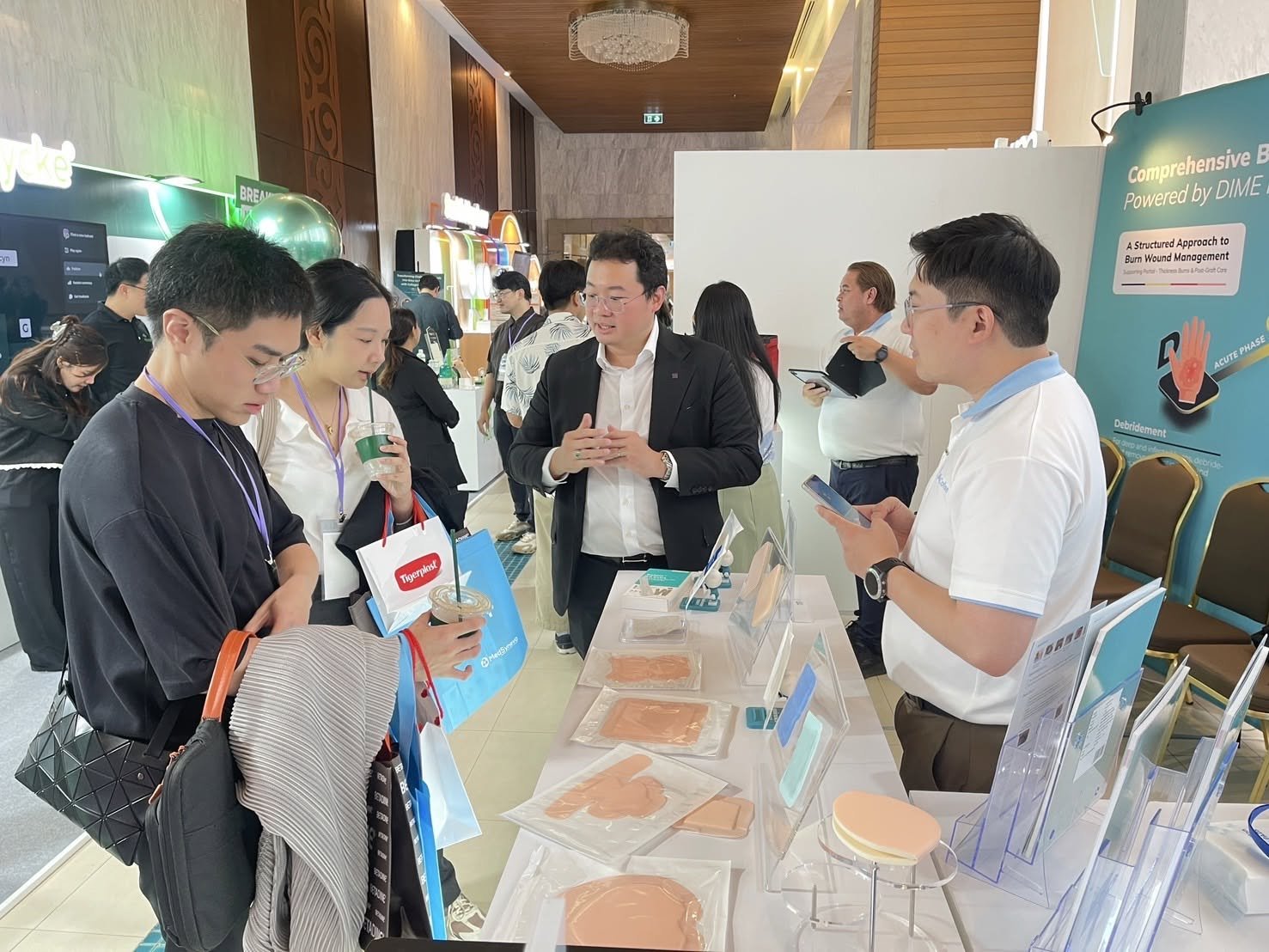 ผู้เข้าร่วมงานพูดคุยแลกเปลี่ยนความรู้ที่บูธ Lintech x Winner ในงาน The 11th Annual Meeting of the Thai Burn and Wound Healing Association