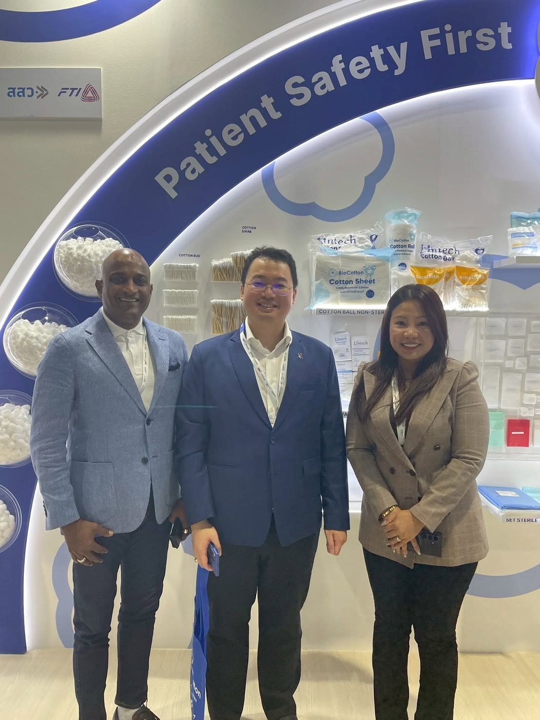 ทีมผู้บริหาร BioCotton และ BioClass ถ่ายภาพร่วมกันที่บูธ Patient Safety First ในงาน WHX Bangkok 2026