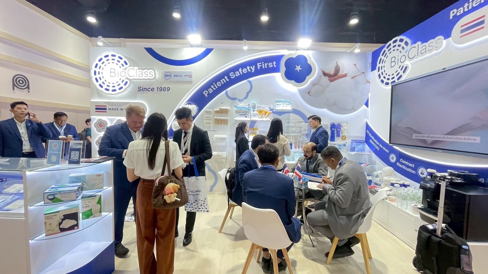 ผู้เข้าร่วมงานเยี่ยมชมบูธ BioClass ในงาน WHX Bangkok 2026